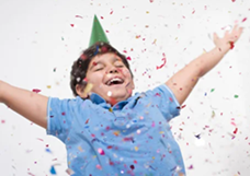 طفل يحتفل